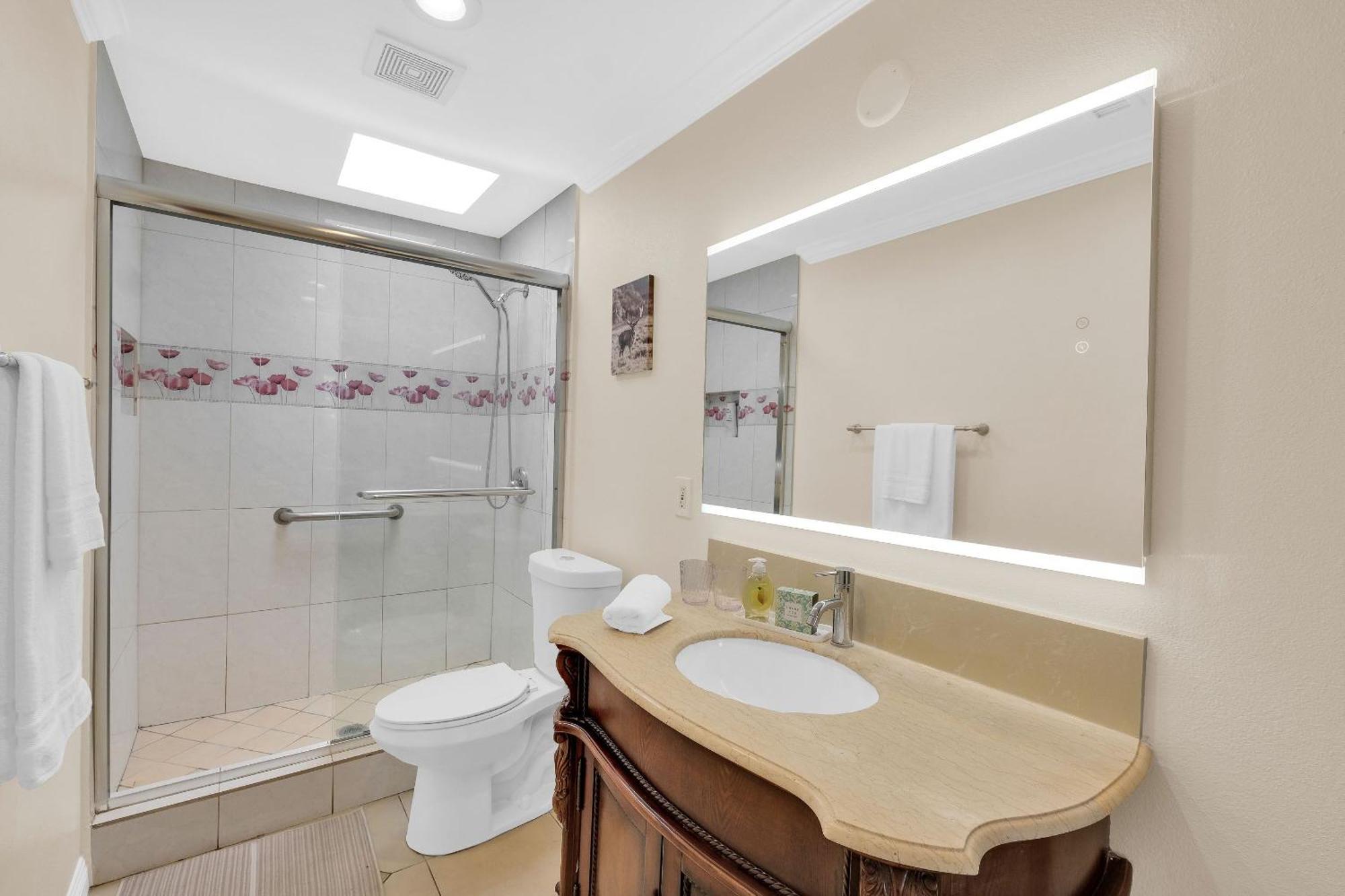 Easy Access To Everywhere เวสต์โควีนา ภายนอก รูปภาพ